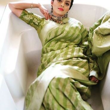 शार्ट ड्रेस से कहीं ज्यादा साड़ी में खूबसूरत लगती है यह एक्ट्रेस