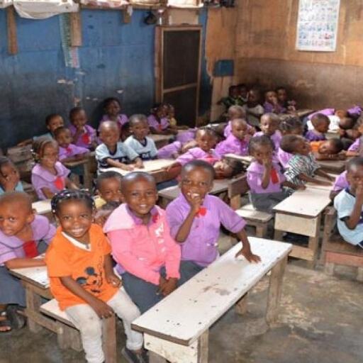 इस स्कूल में बच्चों से फीस के बदले ली जाती है ये चीज़.. इस स्कूल में बच्चों से फीस के बदले ली जाती है ये चीज़..