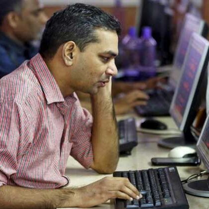 शेयर बाजार दिन के निचले स्तर पर, सेंसेक्स 74 अंक गिरकर 35244 के स्तर पर