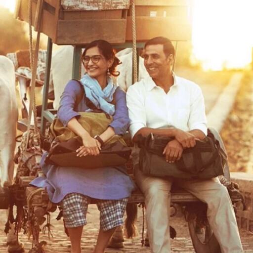 पैडमन के हू ब हू गाने का फर्स्ट लुक रिलीज, लग्जरी कार छोड़ बैलगाड़ी के मजे ले रहे सोनम-अक्षय