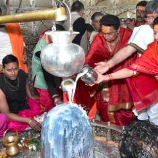 भगवान महाकाल के दर पर मुख्यमंत्री कमलनाथ, पत्नी के साथ की पूजा