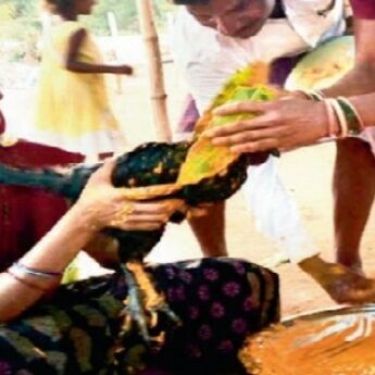 रीती-रिवाज़ों के साथ कराइ गई मुर्गा-मुर्गी की शादी