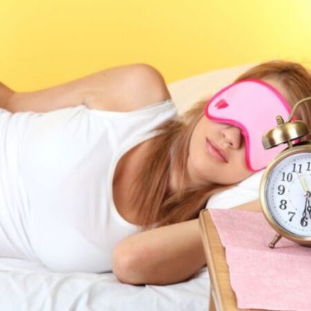 झुर्रियों से बचाता है स्लीपिंग मास्क, रोज़ करें इस्तेमाल