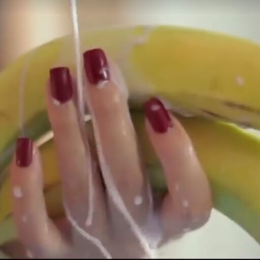 VIDEO:ऐसे खाया केला कि हुई गिरफ्तार, अब होगा ये इस पॉप स्टार के साथ