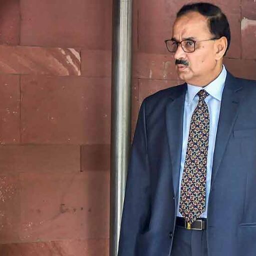 CBI निदेशक आलोक वर्मा के खिलाफ आज सुप्रीम कोर्ट में जांच रिपोर्ट सौंपेगा CVC