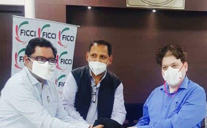 फिक्की व डीएफएम ने कमिश्नर को कोरोना वॉरियर्स के लिए सौंपे 5 हज़ार फ़ेस मास्क और फ़ूड पैकेट्स