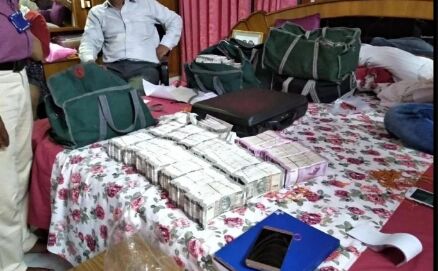 लखनऊ: आयकर विभाग की छापेमारी में 100 किलो सोना बरामद, 10 करोड़ रुपये का कैश जब्त