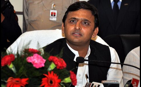 स्कूली बच्चों को जूता-मोजा वितरण में भ्रष्टाचार की सीबीआइ जांच हो : अखिलेश