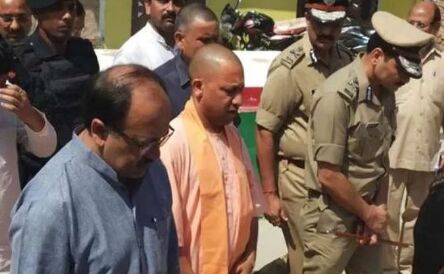 डिप्टी CM केशव मौर्य के पिता को अंतिम विदाई देने पहुंचे मुख्यमंत्री योगी आदित्यनाथ