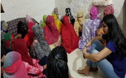 दिल्ली: सेक्स रैकेट का पर्दाफाश, स्वाति मालीवाल ने पहाड़गंज में होटल से 39 लड़कियों को छुड़ाया दिल्ली: सेक्स रैकेट का पर्दाफाश, स्वाति मालीवाल ने पहाड़गंज में होटल से 39 लड़कियों को छुड़ाया