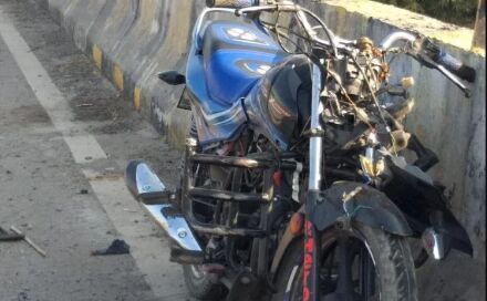 यूपी के सोनभद्र में दर्दनाक सड़क हादसा, एसएसबी जवान समेत दो लोगों की मौत यूपी के सोनभद्र में दर्दनाक सड़क हादसा, एसएसबी जवान समेत दो लोगों की मौत