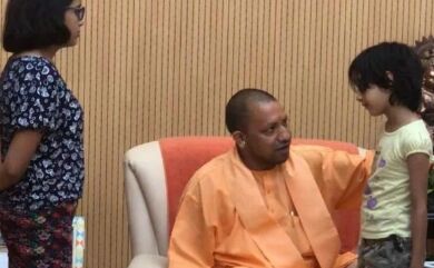 सीएम योगी से मिलीं कल्पना तिवारी, विवेक की मां और बच्चों के नाम फिक्सड डिपॉजिट करेगी सरकार सीएम योगी से मिलीं कल्पना तिवारी, विवेक की मां और बच्चों के नाम फिक्सड डिपॉजिट करेगी सरकार