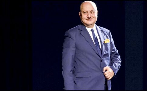 The Accidental Prime Minister: पूर्व पीएम मनमोहन सिंह की तरह दिखे अनुपम खेर, देखें फर्स्ट लुक