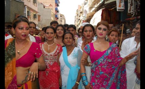 किन्नरों को ये चीजें देने का मतलब है घर का सर्वनाश, जानें क्या है?