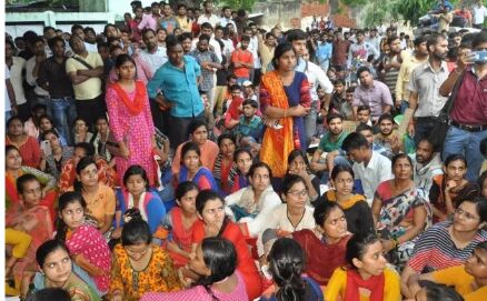 सहायक अध्यापक भर्ती: आरक्षण के चलते नियुक्ति प्रक्रिया से बाहर हुए अभ्यर्थी, दी आत्मदाह की धमकी सहायक अध्यापक भर्ती: आरक्षण के चलते नियुक्ति प्रक्रिया से बाहर हुए अभ्यर्थी, दी आत्मदाह की धमकी
