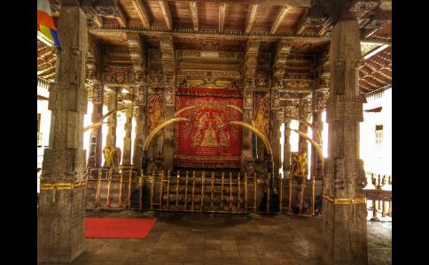 मंदिर के अंदर भूलकर भी ना करे ये 5 चीजें. लगेगा घोर पाप