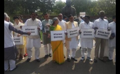 संसद भवन के बाहर विपक्ष का प्रदर्शन, राहुल और सोनिया गांधी भी पहुंचे