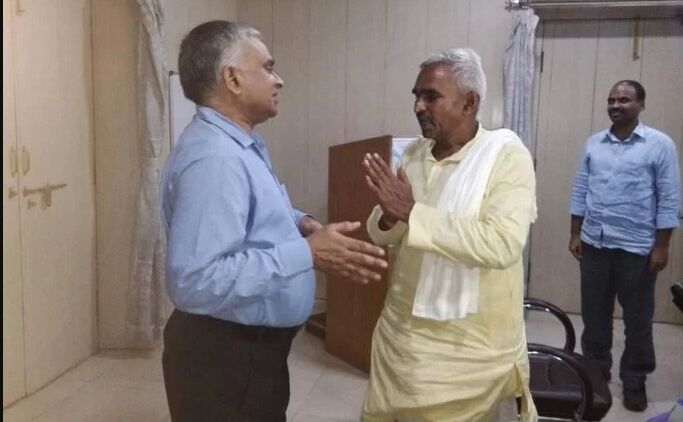 यूपीः भाजपा विधायक ने डीआईओएस के साथ की हाथापाई, डीएम ने किया बीच बचाव यूपीः भाजपा विधायक ने डीआईओएस के साथ की हाथापाई, डीएम ने किया बीच बचाव