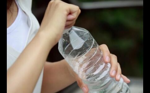 दुनिया में 93 फीसदी बोतलबंद पानी में प्लास्टिक के कण