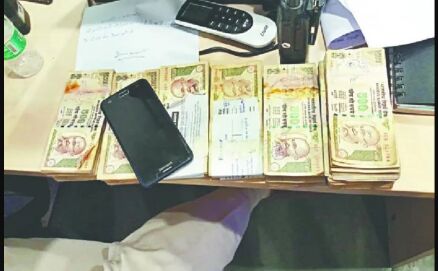 डीएलएफ मॉल के लेडीज वॉशरूम में मिले सात लाख के पुराने नोट, पुलिस कर रही है जांच डीएलएफ मॉल के लेडीज वॉशरूम में मिले सात लाख के पुराने नोट, पुलिस कर रही है जांच