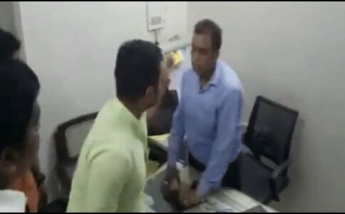 हरदोई: भाजपा कार्यकर्ता की गुंडागर्दी, जिला अस्पताल के रेडियोलॉजिस्ट को मारा थप्पड़
