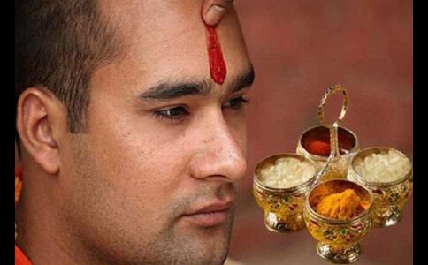 माथे पर तिलक के बाद चावल क्यों लगाया जाता है?