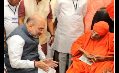 कौन हैं 111 साल के लिंगायत संत, जिनका आशीर्वाद चाहता है हर नेता