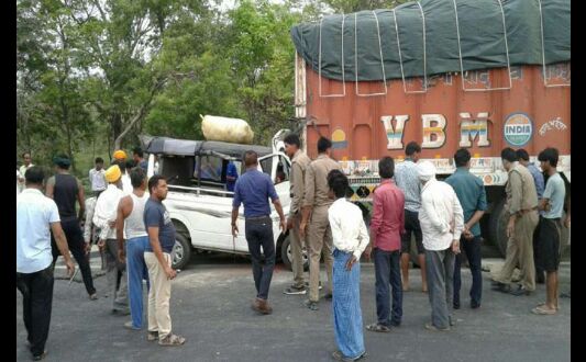 UP में तीन दिन के अंदर फिर हुआ बड़ा हादसा, लखीमपुर खीरी में खड़े ट्रक से टकराई मैजिक...