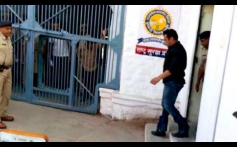 कुछ इस तरह गुजरी जेल में सलमान खान की पहली रात, आज होगी बेल पर सुनवाई