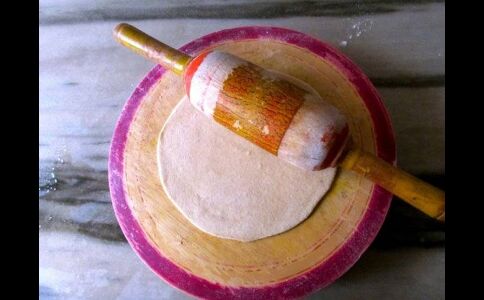 कोर्ट पहुंची पत्नी, बोली- इंजीनियर पति को चाहिए 20 CM गोल रोटी