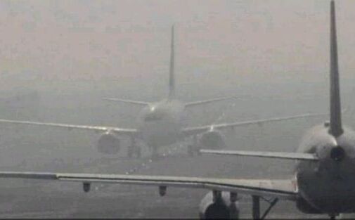 दिल्ली में धुंध और कोहरे का कहर, 50 फ्लाइट्स पर असर