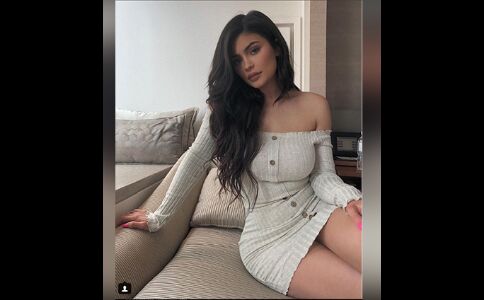 अपने कॉस्मेटिक्स को प्रमोट करती दिखीं काइली जेनर