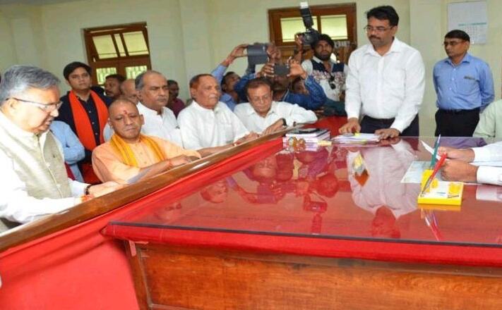 छत्‍तीसगढ़: CM रमन सिंह ने भरा पर्चा, योगी आदित्‍यनाथ भी रहे मौजूद