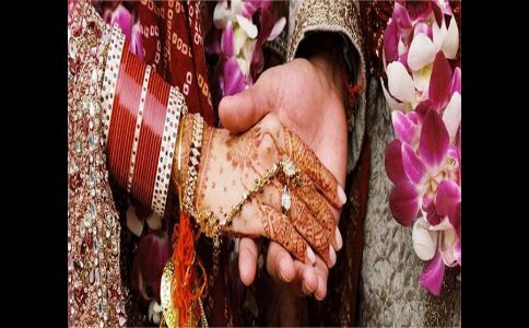 शादी की रस्मों के दौरान दुल्हन को पता चला दुल्हे की हाईट हैं कम, फिर दुल्हन का दिमाग ठनका और…