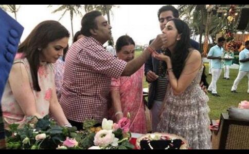 मुकेश अंबानी के बेटे आकाश की हुई सगाई, देखिए किस ख़ास अंदाज़ में किया सेलिब्रेट