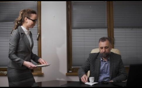 हैण्डसम लड़के को छोड़कर अमीर बॉस के चक्‍कर में पड़ रही हैं लडकियाँ