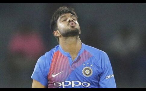 मैच के बाद विजय शंकर ने खुद को कमरे में कर लिया था बंद, कार्तिक ने खुलवाया दरवाजा