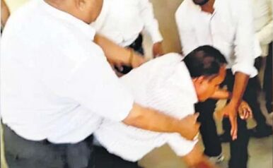 मध्यप्रदेश: प्रोफेसर को राष्ट्रद्रोही कहते हुए पैर पकड़कर मंगवाई माफी, नारे लगाने से रोका था