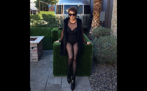 बुढ़ापे में इंसान सठिया जाता है लेकिन ये तो LINGERIE MODEL बन गई