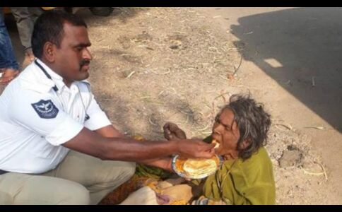 पुलिस वाले ने रोड पर खिलाया खाना, जानें क्यों वायरल हुई ये PIC