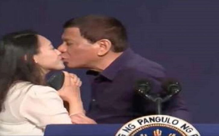 फिलीपींस के राष्ट्रपति ने महिला को स्टेज पर किया किस: वायरल हुआ विडियो