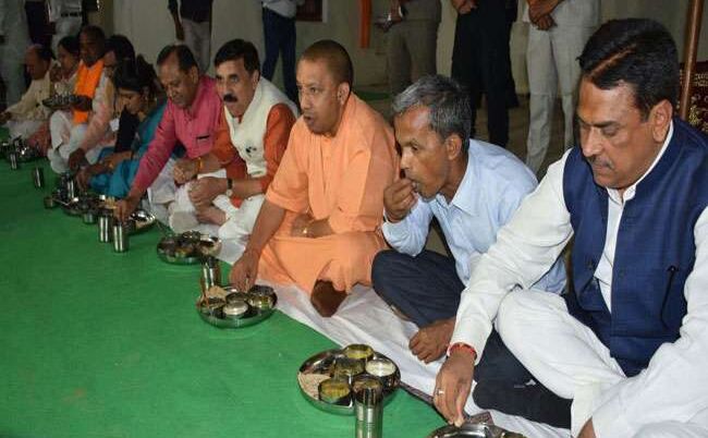 प्रतापगढ़ में मंत्री और पालिकाध्यक्ष ने बेलीं रोटियां, सीएम ने पंगत में बैठकर किया भोजन