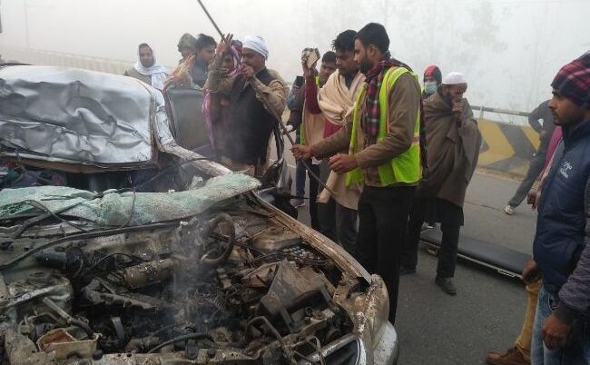 हाईवे पर कोहरे में टकराए वाहन, हादसे में चार की मौत