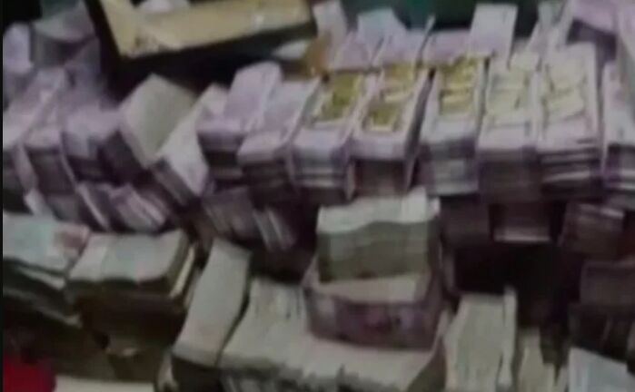 दिल्लीः U&I कंपनी के लॉकर ने उगले 61 करोड़, मिले 2 हजार के नोट और सोने के सिक्के