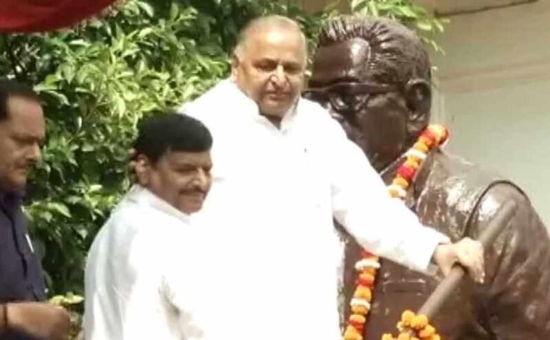 इशारों-इशारों में मुलायम ने कहा- शिवपाल के साथ अन्याय हुआ है इशारों-इशारों में मुलायम ने कहा- शिवपाल के साथ अन्याय हुआ है