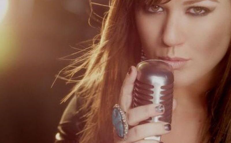 धौंस जमाती बेटी के कारण सुर्ख़ियों में छाई हॉलीवुड की पॉप सिंगर