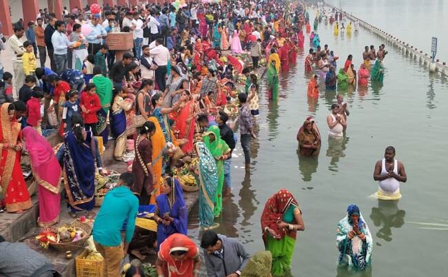 छठ के रंग में रंगी दिखी द्रोणनगरी, व्रतियों ने डूबते सूरज को दिया अर्घ्य छठ के रंग में रंगी दिखी द्रोणनगरी, व्रतियों ने डूबते सूरज को दिया अर्घ्य