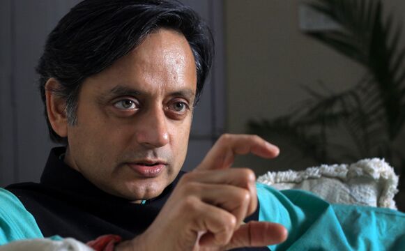 शशि थरूर बोले गाय मुस्लिमो से ज्यादा सुरक्षित