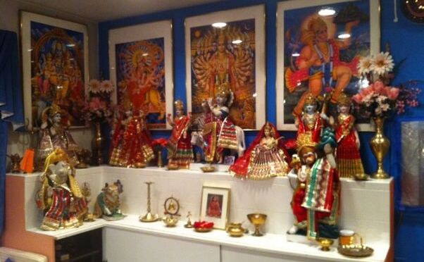 घर में मंदिर बनवाते समय भूलकर भी न करें ये गलतियां घर में मंदिर बनवाते समय भूलकर भी न करें ये गलतियां