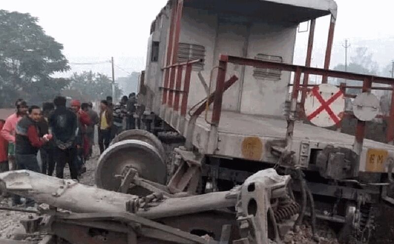 कानपुर जा रही मालगाड़ी पटरी से उतरी, 500 मीटर तक उखड़ा रेलवे ट्रैक